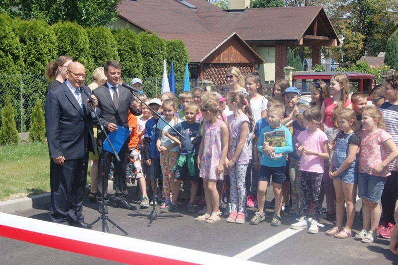 Prezydent przemawia podczas otwarcia ul. Sulikowskiego